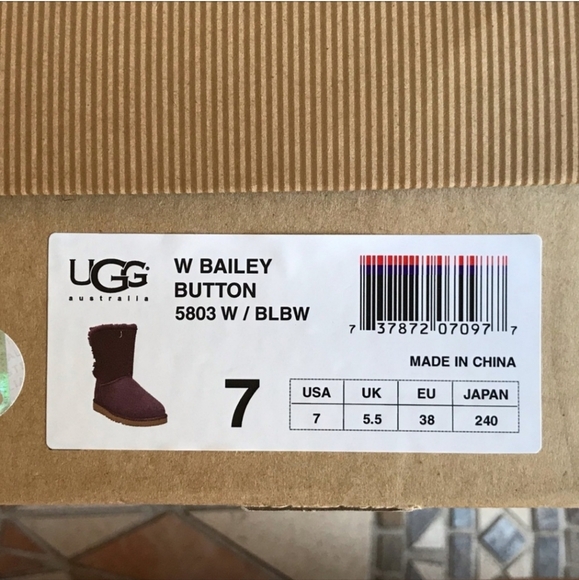 UGG Bailey Boots with button - Picture 7 of 8